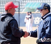 국민타자 사인 받던 후배가...이승엽 감독과 악수하는 이범호 감독 [잠실 스케치]