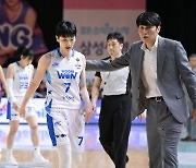 [WKBL 현장코멘트] 위성우 우리은행 감독 "2승1패라고 생각하지 않고, 최선을 다해 4차전에 들어가겠다."