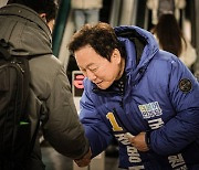 `목발 경품` 정봉주, `당사자에 사과` 해명도 논란…與 "허위사실" 고발