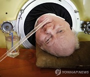 70년간 철제 산소통에 살며 변호사까지 된 남자, 하늘의 별이 됐다