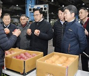 가락시장 찾은 김병환 1차관..."물가 안정 정책 최우선"