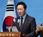 '목발 경품' 정봉주 사과 진위논란에 "자숙"