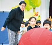 박형준 부산시장, 초등생과 축구