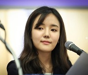 ‘노출사진’ 찍어 국회의원 후보 탈락?…‘당원투표’ 요청 한 20대女의 정체