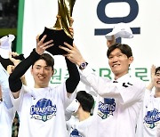 4년 만에 찾아온 ‘원주의 봄’ KBL 역대 4번째 ‘와이어 투 와이어’ 정규리그 1위 영광까지 [MK원주]