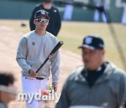 [MD포토] 배정대 '날씨 좋네'