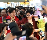 부산 시민들과 기념촬영하는 한동훈 비대위원장