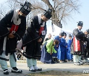 전주향교 춘기석전대제 절 올리는 유림들