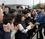 전남도청 직원들과 인사하는 윤 대통령