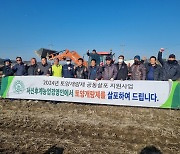 경기 화성 서신면 후계농업경영인, 토양개량제 공동 살포 나서