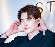 이종석,'자체발광 볼하트' [사진]