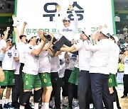 ‘선수와 감독으로 모두 정규리그 우승’ 레전드 김주성 감독, 프로농구 새 역사 썼다