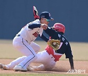 여동건, 볼은 잡았는데 주자가 너무 빨라 [포토]