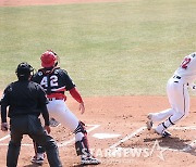 [포토] 김재환 '선제 1타점 적시 2루타'