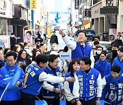 으능정이 거리 찾은 이재명 대표