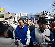 시민들과 인사 나누는 이재명 대표