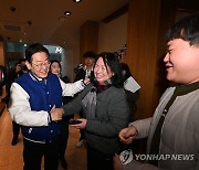 시민들과 인사 나누는 이재명 대표