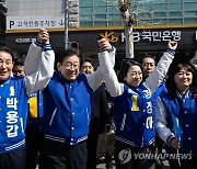 시민들에게 인사하는 이재명 대표와 후보들