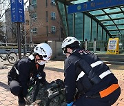 훈련도 리얼하게, 부상 장병 이송하는 구급대원