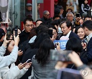 광주 충장로에서 이동하는 조국