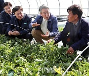 [포토] 농업인과 대화하는 강호동 농협회장