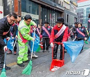 묵은 먼지 털어내고 봄 맞는 마포구…1650명 투입해 '대청소'