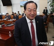 국방위 정회 선언한 한기호 위원장