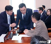 '이종섭 출국 법사위' 여야 간사와 논의하는 김도읍 위원장