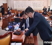 '이종섭 출국 논란' 법사위, 대화하는 김도읍 위원장과 여야 간사