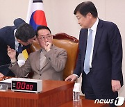 '이종섭 출국 법사위' 여야 간사와 논의하는 김도읍 위원장