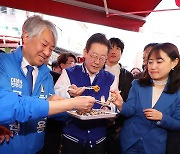 전복회와 멍게 맛보는 이재명 대표