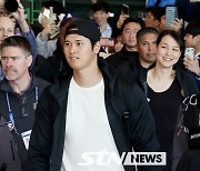 '아내와 모습 드러낸 오타니!' 다저스, 인천공항 통해 입국