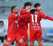 충남아산FC '붉은 유니폼'…프로축구연맹 "징계 사유 아니다"