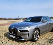 [시승기] 천장에서 스크린이 쫙~ BMW 7시리즈