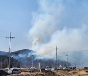 경북 영덕서 산불, 화물차에서 산으로 번져… 1명 사망