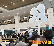 축제 앞두고 나라망신..로버츠 감독에게 날아든 계란, 다저스 입국장에 떨어진 ‘국격’