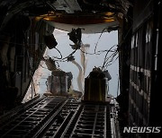 인도적 지원 물품 투하하는 미군 수송기