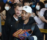 한국 입국하는 무키 베츠