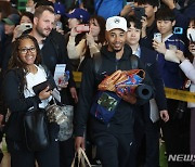 한국 입국하는 무키 베츠