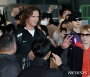 한국 입국하는 타일러 글래스노