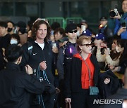 한국 입국하는 타일러 글래스노