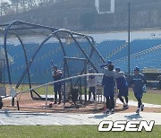 구자욱의 사구에 깜놀한 박진만 감독, "아무 일 없어서 다행"...구자욱은 "할만하다" 출장 강행 [오!쎈 대구]