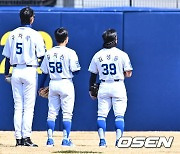 국민의례 중인 삼성 외야수 구자욱, 김지찬, 김성윤 [사진]