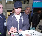 '서울 시리즈' MLB 샌디에이고 입국…‘골드글러브’ 김하성 “이제야 실감, 최선 다할 것”