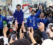 부산 찾은 이재명 “가덕도 신공항·북항 재개발·경부선 지하화 완수”