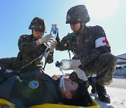 [영상] “골든타임 사수하자”···해군, 한미 연합 의무지원훈련 실시[이현호 기자의 밀리터리!톡]