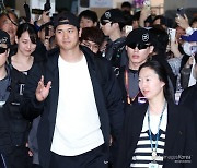 '슈퍼스타' 오타니, 아내와 함께 입국 '공항 인산인해'