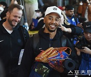 [ST포토] 무키 베츠, 환한 미소로 입국