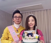 강수지, 왕관 쓰고 ♥김국진과 특별한 파티 "남편 생일날"