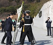 한덕수 총리, 3·15의거 민주 묘지 헌화